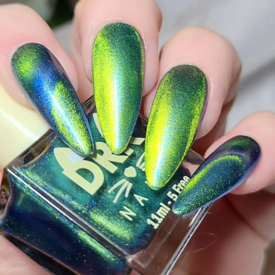 Holographic 2025 Nail Designs That Wow