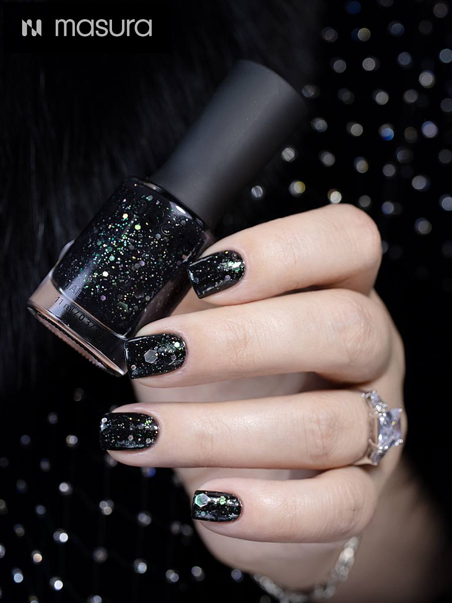 Black Nail Designs – Classy and Edgy Soft Goth Aesthetic